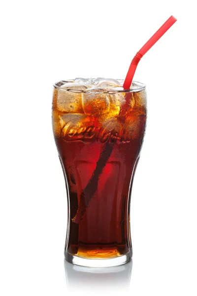 Coca-Cola com cubos de gelo em um copo . Imagens De Bancos De Imagens