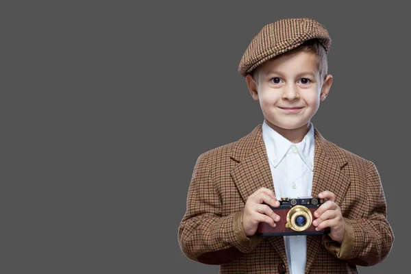 Roztomilý chlapec se starým fotoaparátem. — Stock fotografie