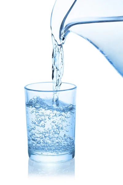 Vatten hälls från kannan i ett glas. — Stockfoto