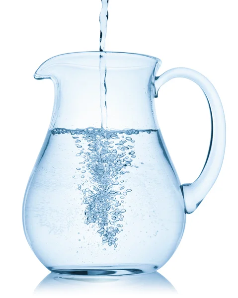 Agua vertiendo en una jarra . — Foto de Stock