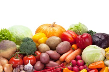 Beyaz arka planda taze sebzeler.