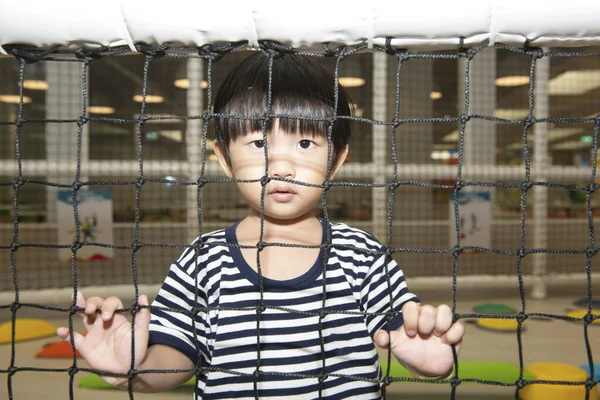 Pequeño Asiático Chico Mira Través Cuerda Net Concept Libertad — Foto de Stock