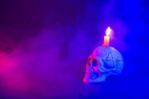 Zbliżenie Barwnej Ludzkiej Plastikowej Czaszki Płonącą Świecą Głowie Obraz Halloween — Zdjęcie stockowe