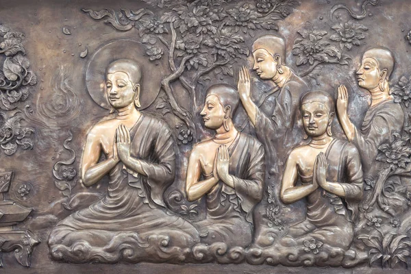 佛像的金属铜雕刻在庙壁上 佛像的雕塑讲述了佛像的历史 — 图库照片
