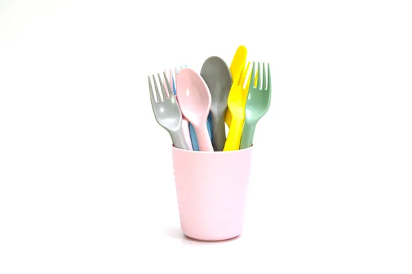 Plastik çatal bıçak, çatal, kaşık ve bıçaklar beyaza izole edilmiş.