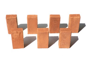 Kırmızı tuğlalar beyaz arkaplanda izole edilmiş. İnşaat için kullanılan katı kil tuğlalar.