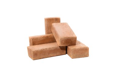 Kırmızı tuğlalar beyaz arkaplanda izole edilmiş. İnşaat için kullanılan katı kil tuğlalar.