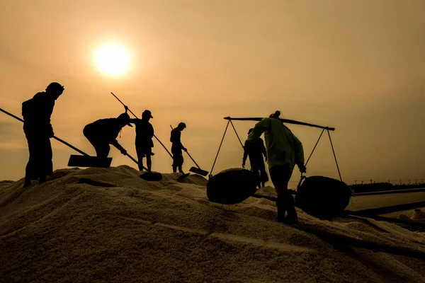 Silhouette Workers Carrying Salt Traditional Shoulder Pole Baskets Salt Harvest — Stock Photo, Image