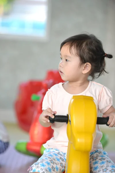 Mała Dziewczynka Huśtająca Się Kołyszącej Zabawce Koncepcja Szczęśliwego Dzieciństwa — Zdjęcie stockowe