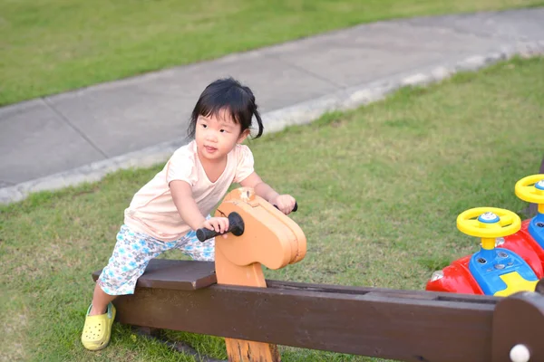 Asiatisk Liten Flicka Spelar Gungbräda Parken Utomhus Livsstil Koncept — Stockfoto