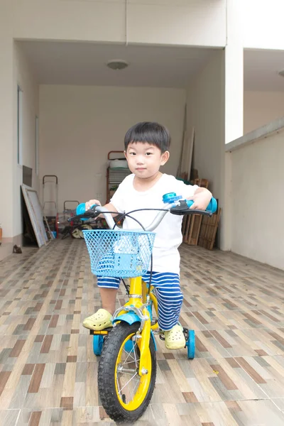 Asiático Pequeño Niño Montando Equilibrio Bicicleta — Foto de Stock