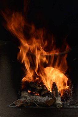 Siyah arka planda yangın alevleri. soyut yangın alevi arkaplanı.