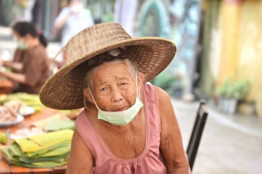  BANGKOK, THAILAND - 10 Nisan 2021: Hijyen maskeli yaşlı kadın COVID-19 Coronavirus.