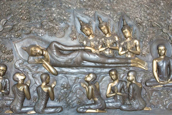 Tayland 'da tapınak duvarındaki Buda heykelleri Buda' nın tarihini anlatır.  