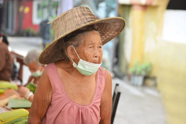  BANGKOK, THAILAND - 10 Nisan 2021: Hijyen maskeli yaşlı kadın COVID-19 Coronavirus.