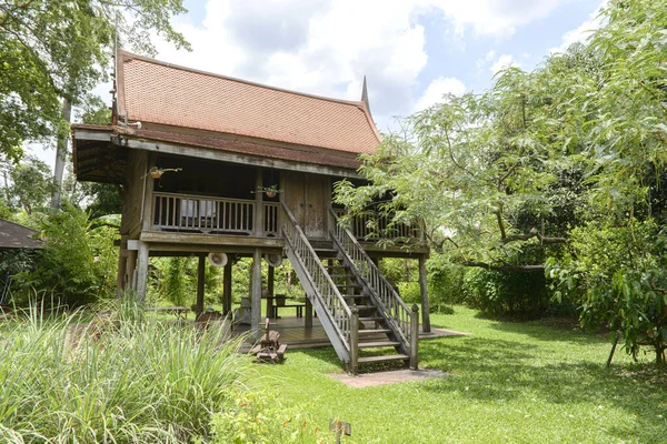 Traditional Thai Style Wooden House Surrounded Natur — ストック写真