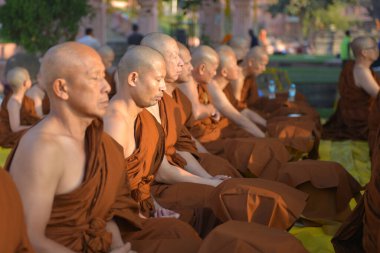 GAYA, BIHAR, INDIA-09 Mart 2020: Keşiş Budizm öğretisini izlemek için meditasyon yapıyor.