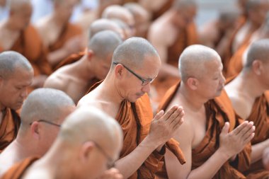 GAYA, BIHAR, INDIA-11 Mart 2020: Keşiş Budizm öğretisini izlemek için meditasyon yapıyor.