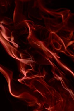 Koyu arkaplanda renkli duman