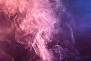 Koyu arkaplanda renkli duman