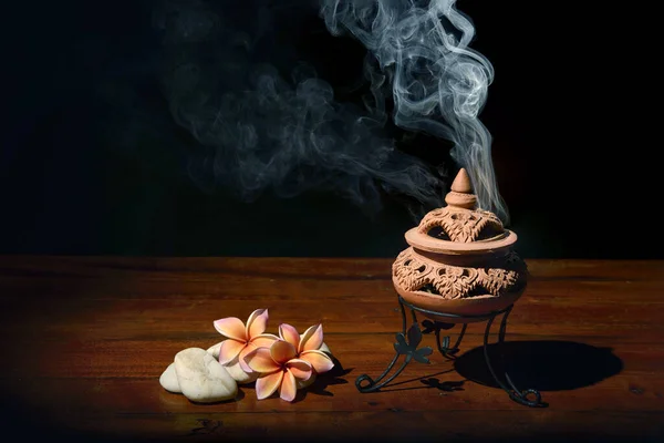 Wierook Brander Met Bloemen Tafel Wierook Voor Het Bidden Van — Stockfoto