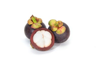 Taze olgun mangosteen beyaz arka planda izole..