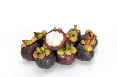 Taze olgun mangosteen beyaz arka planda izole..