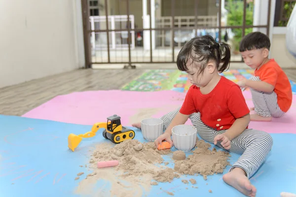 Niño Niña Jugando Arena Jardín Del Patio Trasero Aprendizaje Del — Foto de Stock