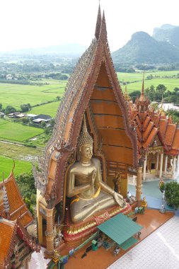 Wat Tham Suea, Kanchanaburi, Tayland 'da büyük ve güzel bir Buda heykeli.