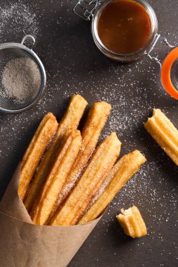 Koyu arkaplanda şekerli, tarçınlı ve karamel. Üst görünüm.