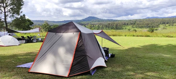 Campground Kleine Tent Travel Trailer Achtergrond Lifestyle Foto Buitenshuis — Stockfoto
