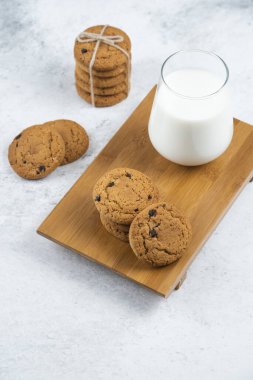 Tahta kesme tahtasında çikolatalı lezzetli kurabiyeler.