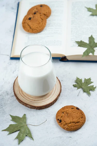 Una taza de leche con galletas de chocolate en una tabla de madera — Foto de Stock