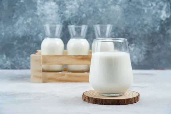 Un bicchiere di latte su sfondo grigio — Foto Stock