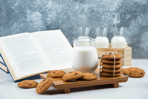 Un vaso y un frasco de leche con deliciosas galletas — Foto de Stock