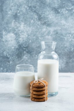 Lezzetli kurabiyelerle bir bardak süt.