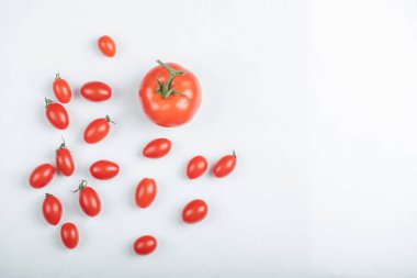 Beyaz arka planda domates ve kiraz domatesleri