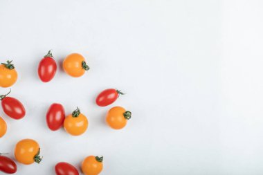 Kırmızı ve sarı domates yığını.