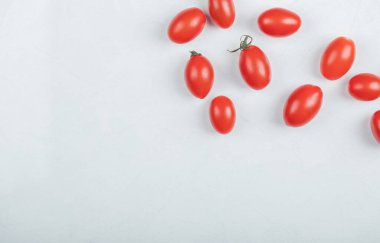 Beyaz arka planda organik taze kiraz domateslerinin fotoğrafı.