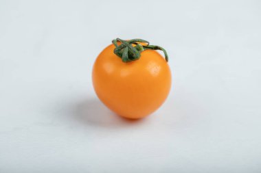 Organik sarı kiraz domatesi.