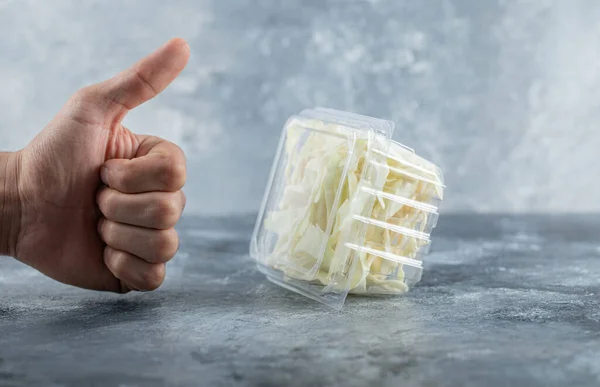 Człowiek ręka gestykulując kciuk w górę do świeżego sera — Zdjęcie stockowe