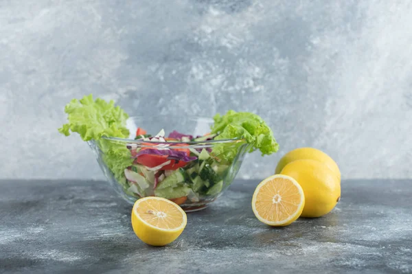 야채 샐러드와 레몬 한 접시 — 스톡 사진