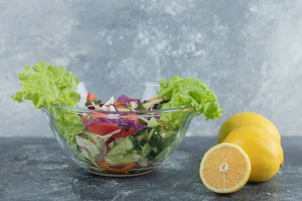 야채 샐러드와 레몬 한 접시 — 스톡 사진