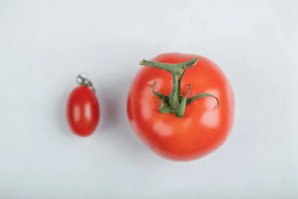 Große rote Tomaten und Kirschtomaten auf weißem Hintergrund — Stockfoto