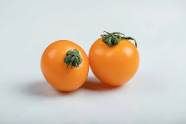 Tomates cereja amarelos isolados sobre fundo branco. Deitado plano, vista superior. — Fotografia de Stock