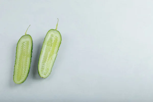 Detailní záběr čerstvých zelených plátků okurek izolovaných na bílém pozadí. — Stock fotografie