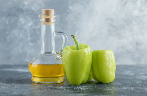 Ruwe groene biologische paprika 's klaar om mee te koken — Stockfoto