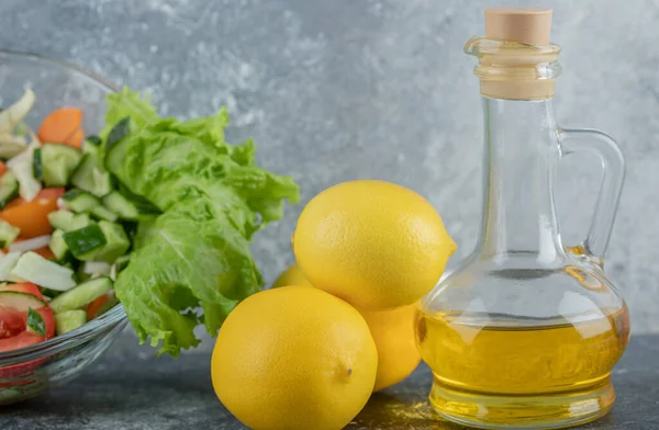 Primer plano foto de ensalada vegetal saludable limón y aceite — Foto de Stock