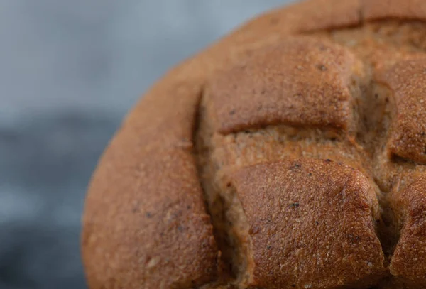 Zamknij zdjęcie świeżego chleba żytniego domowej roboty — Zdjęcie stockowe