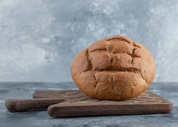 Крупним планом свіжий домашній житній хліб — стокове фото